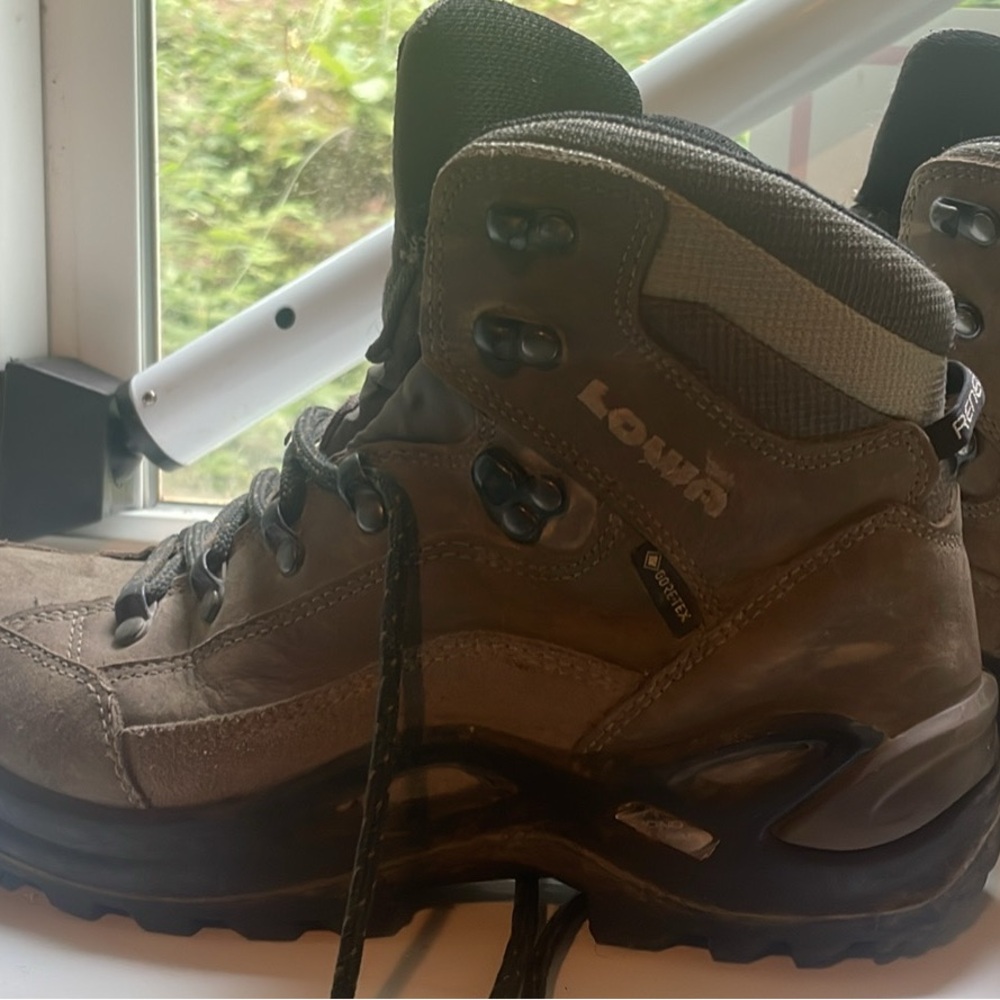 Lowa renegade GTX mid hiking boots women’s size 6.5 EUC